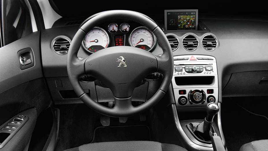 Versão Allure do 308 traz, de série, teto, e ar-condicionado digital bizona | <a href="https://preprod.quatrorodas.abril.com.br/carros/comparativos/hatches-medios-762947.shtml" rel="migration">Leia mais</a>