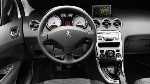 Versão Allure do 308 traz, de série, teto, e ar-condicionado digital bizona | <a href="https://preprod.quatrorodas.abril.com.br/carros/comparativos/hatches-medios-762947.shtml" rel="migration">Leia mais</a> Versão Allure do 308 traz, de série, teto, e ar-condicionado digital bizona | <a href="https://preprod.quatrorodas.abril.com.br/carros/comparativos/hatches-medios-762947.shtml" rel="migration">Leia mais</a>