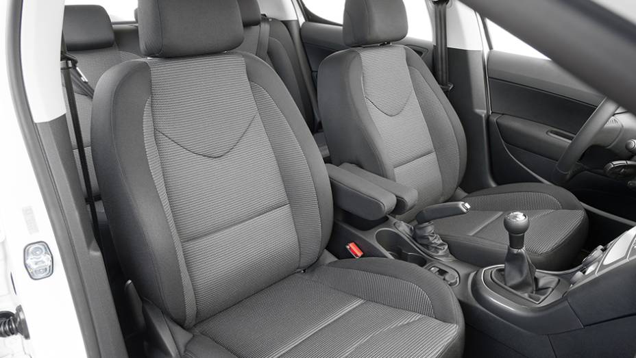 Bancos com apoios de bra&ccedil;o | <a href="https://preprod.quatrorodas.abril.com.br/carros/comparativos/hatches-medios-762947.shtml" rel="migration">Leia mais</a>