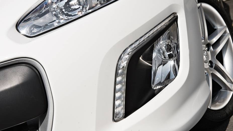 Luz diurna de led | <a href="https://preprod.quatrorodas.abril.com.br/carros/comparativos/hatches-medios-762947.shtml" rel="migration">Leia mais</a>