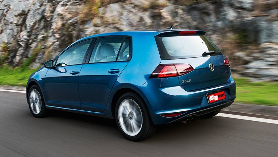 O Golf atual manteve as linhas básicas das gerações anteriores | <a href="https://preprod.quatrorodas.abril.com.br/carros/comparativos/hatches-medios-762947.shtml" rel="migration">Leia mais</a>