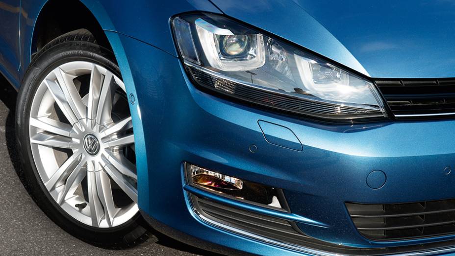... far&oacute;is com xen&ocirc;nio e leds, rodas aro 17... | <a href="https://preprod.quatrorodas.abril.com.br/carros/comparativos/hatches-medios-762947.shtml" rel="migration">Leia mais</a>