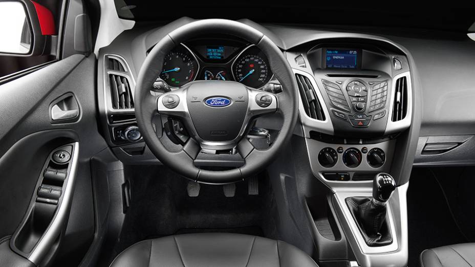 Apliques de cor cinza,... | <a href="https://preprod.quatrorodas.abril.com.br/carros/comparativos/hatches-medios-762947.shtml" rel="migration">Leia mais</a>