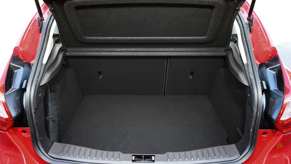 Ao priorizar a cabine, o porta-malas ficou com volume reduzido a 316 l | <a href="https://preprod.quatrorodas.abril.com.br/carros/comparativos/hatches-medios-762947.shtml" rel="migration">Leia mais</a>