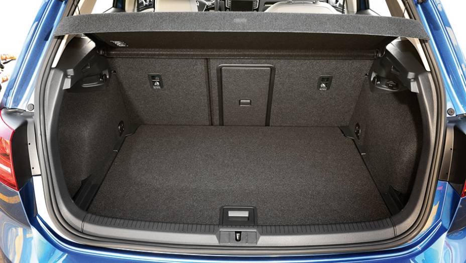 H&aacute; bom espa&ccedil;o para pernas, mas o porta-malas &eacute; pequeno: 313 l | <a href="https://preprod.quatrorodas.abril.com.br/carros/comparativos/hatches-medios-762947.shtml" rel="migration">Leia mais</a>