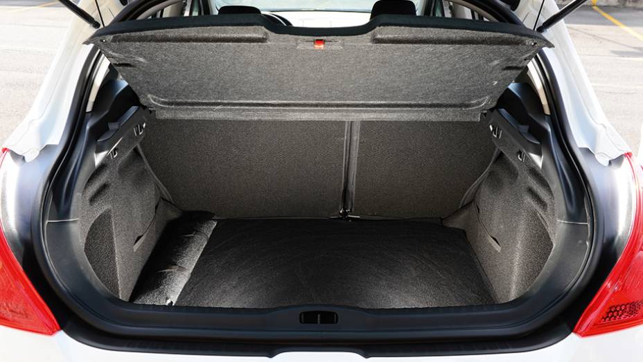 O bagageiro é grande (430 l), mas há pouco espaço para pernas | <a href="https://preprod.quatrorodas.abril.com.br/carros/comparativos/hatches-medios-762947.shtml" rel="migration">Leia mais</a>