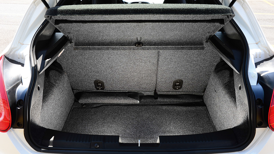 Mais alto, o espa&ccedil;o para malas &eacute; farto no veterano da fiat: 400 l | <a href="https://preprod.quatrorodas.abril.com.br/carros/comparativos/hatches-medios-762947.shtml" rel="migration">Leia mais</a>