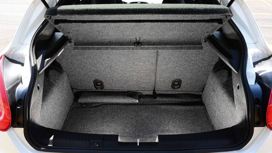 Mais alto, o espa&ccedil;o para malas &eacute; farto no veterano da fiat: 400 l | <a href="https://preprod.quatrorodas.abril.com.br/carros/comparativos/hatches-medios-762947.shtml" rel="migration">Leia mais</a>