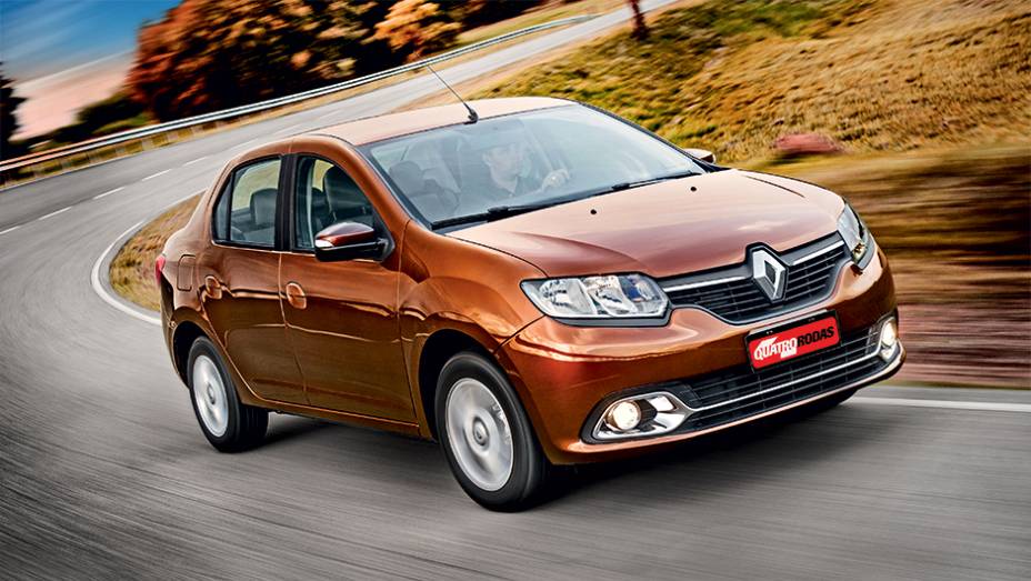 A dianteira exibe a nova identidade visual da marca | <a href="https://preprod.quatrorodas.abril.com.br/carros/testes/renault-logan-dynamique-1-6-8v-761965.shtml" rel="migration">Leia mais</a>