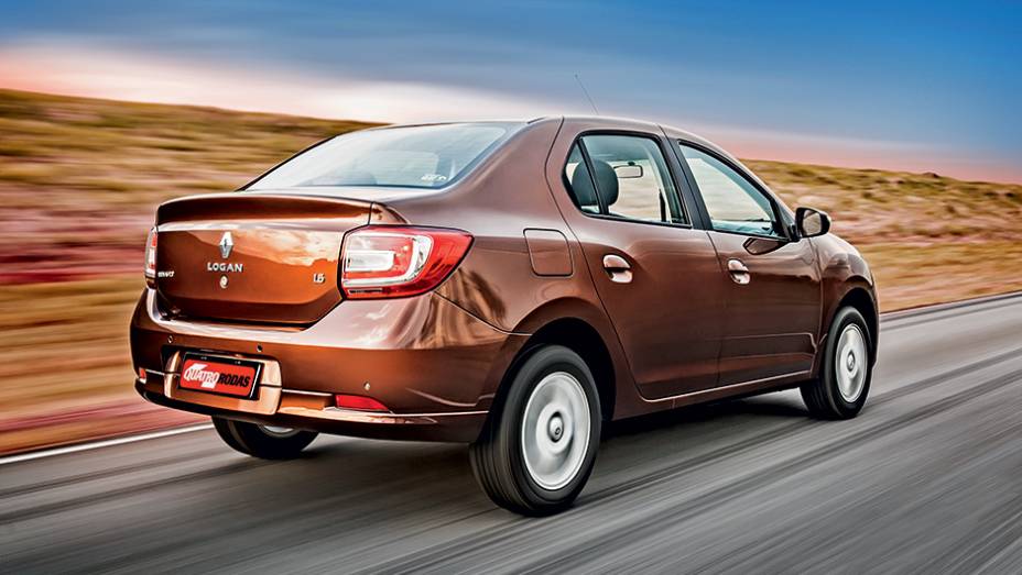 Nova traseira ficou bonita, mas com um qu&ecirc; de VW | <a href="https://preprod.quatrorodas.abril.com.br/carros/testes/renault-logan-dynamique-1-6-8v-761965.shtml" rel="migration">Leia mais</a>