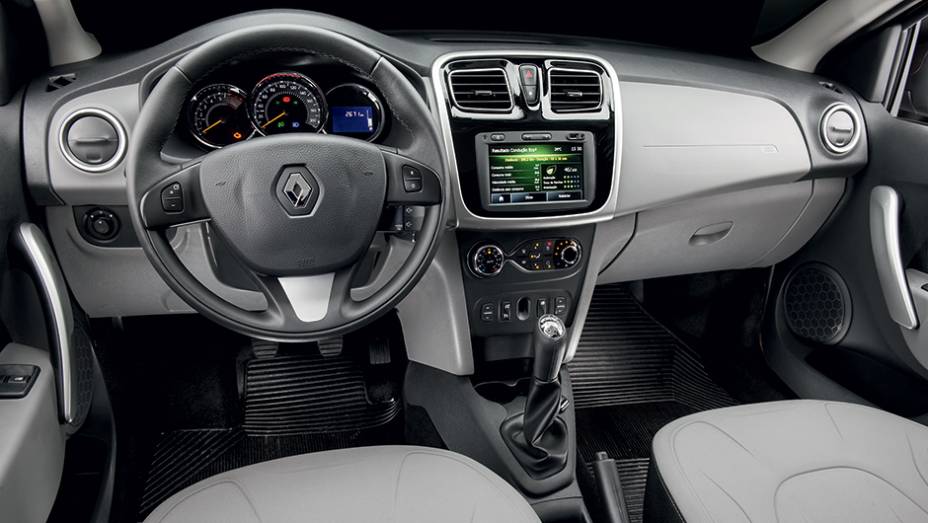 Central multim&iacute;da com GPS e ar-condicionado autom&aacute;tico s&atilde;o opcionais da vers&atilde;o Dynamique, mais luxuosa | <a href="https://preprod.quatrorodas.abril.com.br/carros/testes/renault-logan-dynamique-1-6-8v-761965.shtml" rel="migration">Leia mais</a>