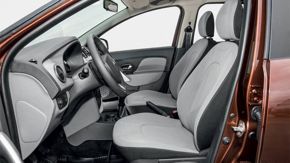Volante e banco do motorista t&ecirc;m ajuste de altura | <a href="https://preprod.quatrorodas.abril.com.br/carros/testes/renault-logan-dynamique-1-6-8v-761965.shtml" rel="migration">Leia mais</a>