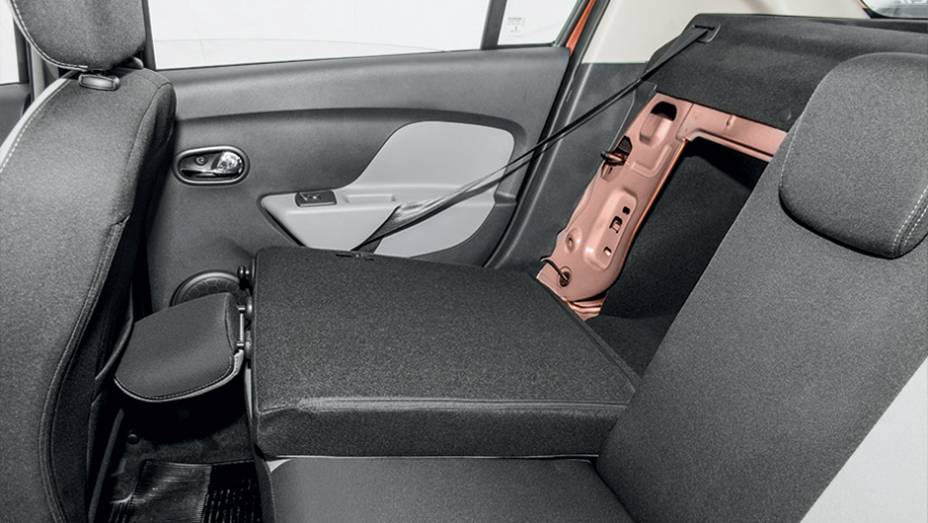 Banco traseiro &eacute; rebat&iacute;vel | <a href="https://preprod.quatrorodas.abril.com.br/carros/testes/renault-logan-dynamique-1-6-8v-761965.shtml" rel="migration">Leia mais</a>