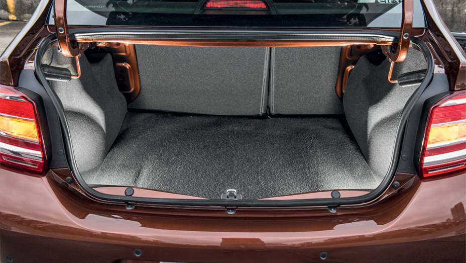 Porta-malas leva 510 litros de bagagem | <a href="https://preprod.quatrorodas.abril.com.br/carros/testes/renault-logan-dynamique-1-6-8v-761965.shtml" rel="migration">Leia mais</a>