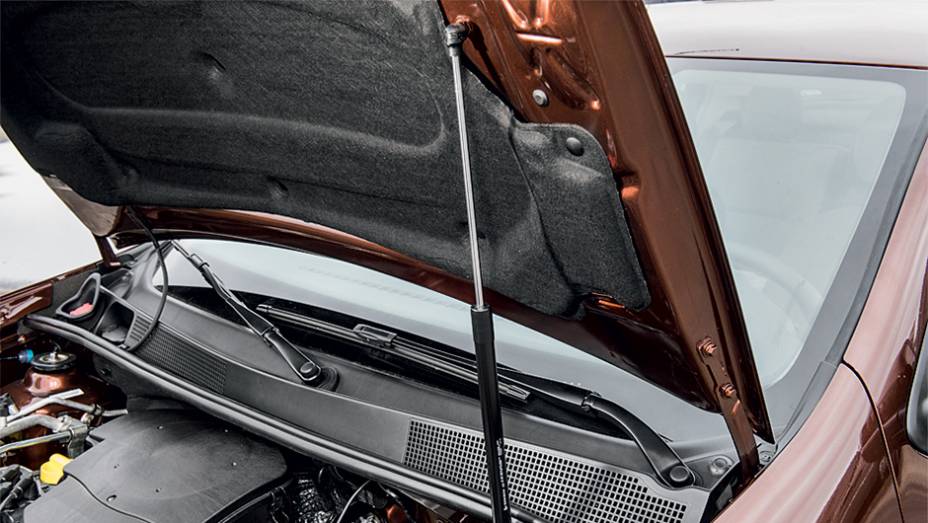 Cap&ocirc; tem suporte com amortecedor | <a href="https://preprod.quatrorodas.abril.com.br/carros/testes/renault-logan-dynamique-1-6-8v-761965.shtml" rel="migration">Leia mais</a>