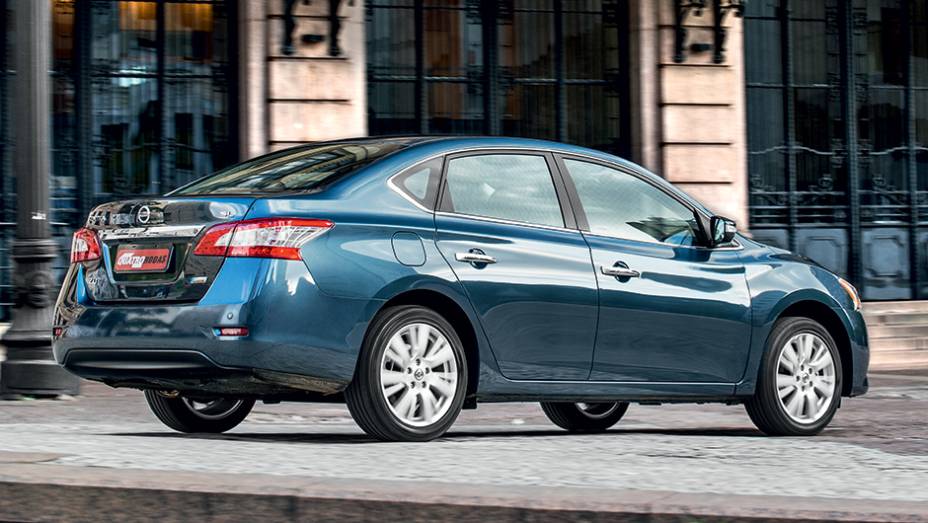 Com traseira curta, visual &eacute; mais harm&ocirc;nico que o da gera&ccedil;&atilde;o anterior | <a href="https://preprod.quatrorodas.abril.com.br/carros/testes/nissan-sentra-762995.shtml" rel="migration">Leia mais</a>