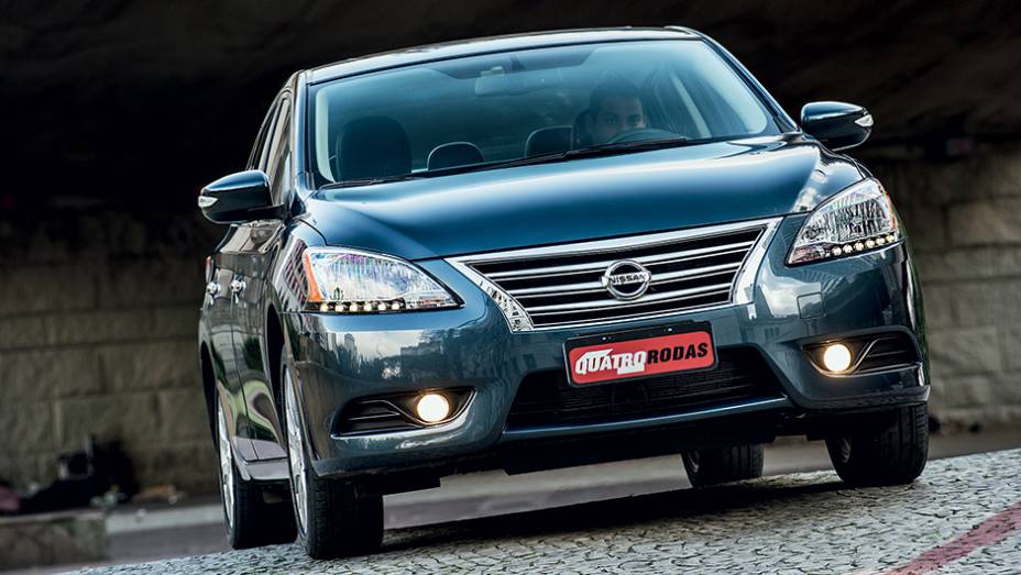 Filete de leds nos faróis fica aceso durante o dia | <a href="https://preprod.quatrorodas.abril.com.br/carros/testes/nissan-sentra-762995.shtml" rel="migration">Leia mais</a>