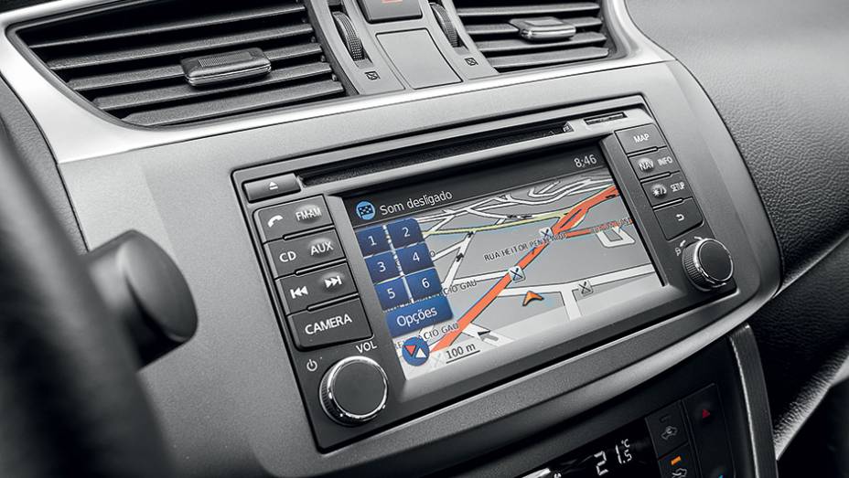 Tela central &eacute; sens&iacute;vel ao toque | <a href="https://preprod.quatrorodas.abril.com.br/carros/testes/nissan-sentra-762995.shtml" rel="migration">Leia mais</a>