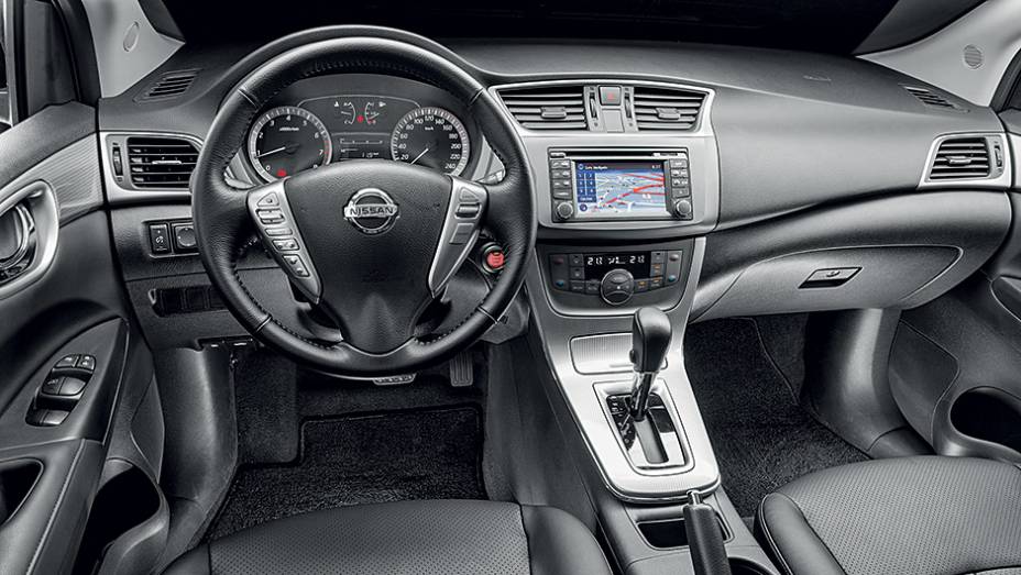 Interior é bem-acabado, bem-equipado e, enfim, bonito de ver. Central multimídia da versão SL tem tela maior (5,8") | <a href="https://preprod.quatrorodas.abril.com.br/carros/testes/nissan-sentra-762995.shtml" rel="migration">Leia mais</a>