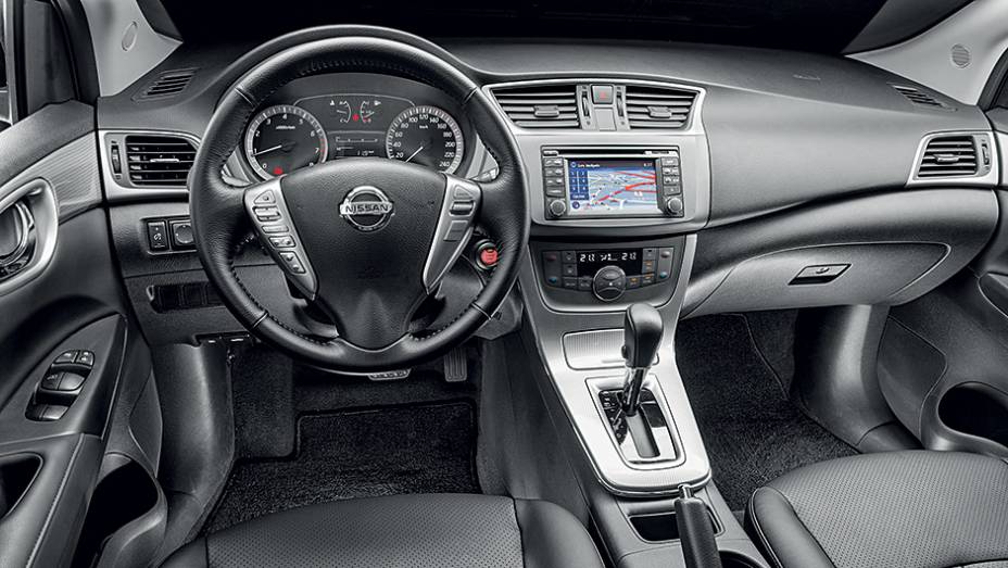 Interior &eacute; bem-acabado, bem-equipado e, enfim, bonito de ver. Central multim&iacute;dia da vers&atilde;o SL tem tela maior (5,8") | <a href="https://preprod.quatrorodas.abril.com.br/carros/testes/nissan-sentra-762995.shtml" rel="migration">Leia mais</a>