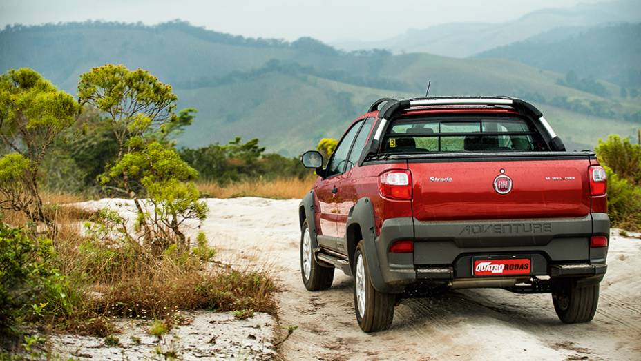 Strada 2014 tem lanternas, tampa e para-choque traseiro novos | <a href="https://preprod.quatrorodas.abril.com.br/carros/testes/fiat-strada-adventure-1-6-16v-cd-762709.shtml" rel="migration">Leia mais</a>