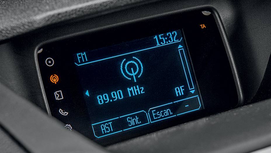 Tela simplista dificulta a utiliza&ccedil;&atilde;o do sistema de &aacute;udio | <a href="https://preprod.quatrorodas.abril.com.br/carros/comparativos/ford-ecosport-x-chevrolet-tracker-761969.shtml" rel="migration">Leia mais</a>