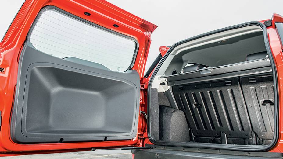 Abertura lateral da tampa &eacute; ruim em espa&ccedil;os apertados | <a href="https://preprod.quatrorodas.abril.com.br/carros/comparativos/ford-ecosport-x-chevrolet-tracker-761969.shtml" rel="migration">Leia mais</a>