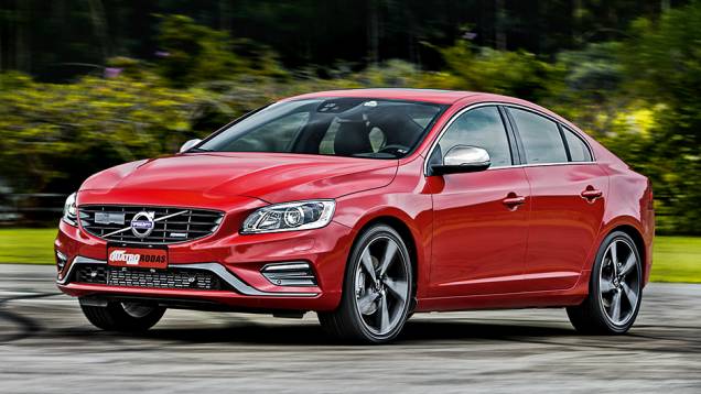 Caída suave da linha do teto dá ares de cupê ao sedã | <a href="https://preprod.quatrorodas.abril.com.br/carros/impressoes/volvo-s60-t6-r-design-763072.shtml" rel="migration">Leia mais</a> Caída suave da linha do teto dá ares de cupê ao sedã | <a href="https://preprod.quatrorodas.abril.com.br/carros/impressoes/volvo-s60-t6-r-design-763072.shtml" rel="migration">Leia mais</a>