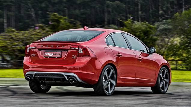 A suspensão é rebaixada em 15 mm. As rodas de 19 polegadas são exclusivas dos R-Design | <a href="https://preprod.quatrorodas.abril.com.br/carros/impressoes/volvo-s60-t6-r-design-763072.shtml" rel="migration">Leia mais</a> A suspensão é rebaixada em 15 mm. As rodas de 19 polegadas são exclusivas dos R-Design | <a href="https://preprod.quatrorodas.abril.com.br/carros/impressoes/volvo-s60-t6-r-design-763072.shtml" rel="migration">Leia mais</a>