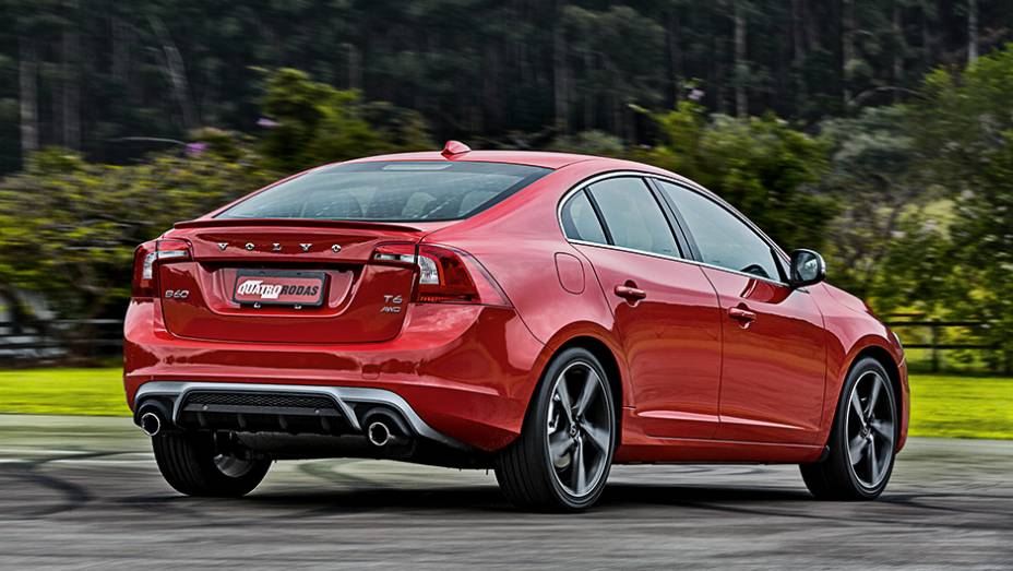 A suspens&atilde;o &eacute; rebaixada em 15 mm. As rodas de 19 polegadas s&atilde;o exclusivas dos R-Design | <a href="https://preprod.quatrorodas.abril.com.br/carros/impressoes/volvo-s60-t6-r-design-763072.shtml" rel="migration">Leia mais</a>