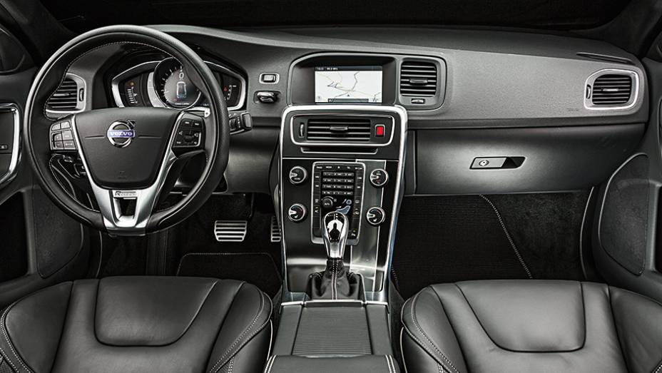 Interior com acabamento refinado, materiais de boa qualidade e comandos bem-posicionados | <a href="https://preprod.quatrorodas.abril.com.br/carros/impressoes/volvo-s60-t6-r-design-763072.shtml" rel="migration">Leia mais</a>