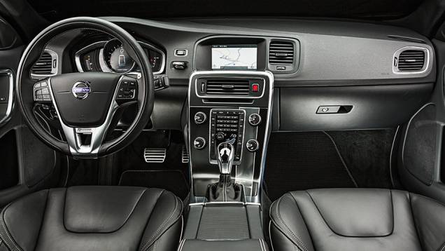 Interior com acabamento refinado, materiais de boa qualidade e comandos bem-posicionados | <a href="https://preprod.quatrorodas.abril.com.br/carros/impressoes/volvo-s60-t6-r-design-763072.shtml" rel="migration">Leia mais</a> Interior com acabamento refinado, materiais de boa qualidade e comandos bem-posicionados | <a href="https://preprod.quatrorodas.abril.com.br/carros/impressoes/volvo-s60-t6-r-design-763072.shtml" rel="migration">Leia mais</a>