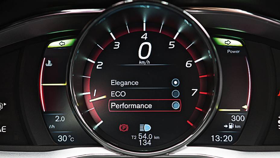 Painel digital &eacute; configur&aacute;vel | <a href="https://preprod.quatrorodas.abril.com.br/carros/impressoes/volvo-s60-t6-r-design-763072.shtml" rel="migration">Leia mais</a>