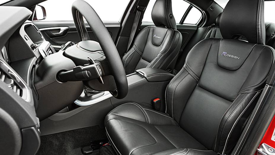 Bancos esportivos t&ecirc;m bom apoio | <a href="https://preprod.quatrorodas.abril.com.br/carros/impressoes/volvo-s60-t6-r-design-763072.shtml" rel="migration">Leia mais</a>