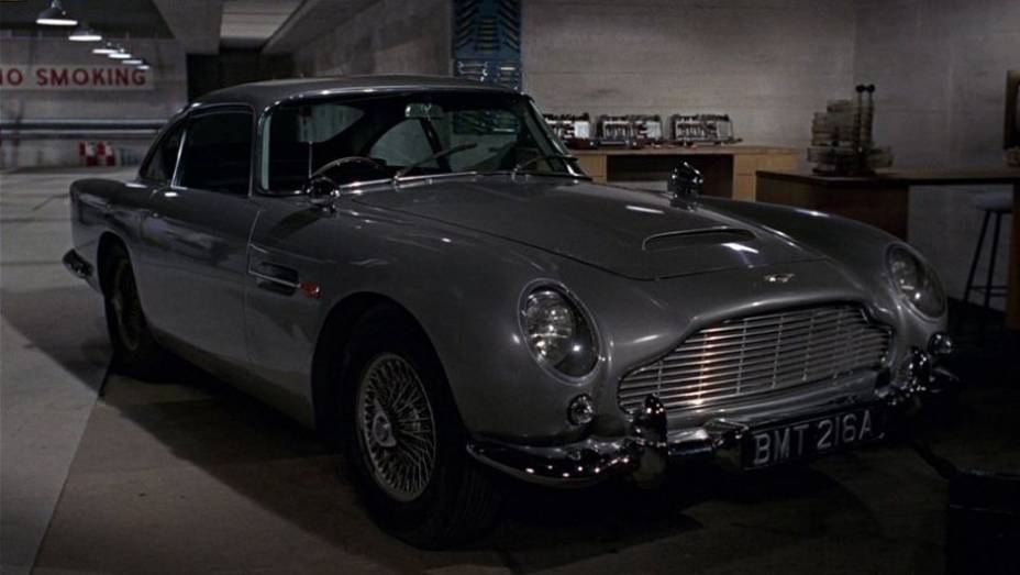 1964: O mais famoso veículo utilizado pelo espião estreia em "007 contra Goldfinger": o Aston Martin DB5. | <a href="%20https://preprod.quatrorodas.abril.com.br/blogs/planeta-carro/2012/11/07/licenca-para-acelerar/" rel="migration">Leia mais</a>