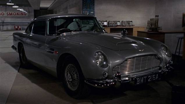 1964: O mais famoso veículo utilizado pelo espião estreia em "007 contra Goldfinger": o Aston Martin DB5. | <a href="%20https://preprod.quatrorodas.abril.com.br/blogs/planeta-carro/2012/11/07/licenca-para-acelerar/" rel="migration">Leia mais</a> 1964: O mais famoso veículo utilizado pelo espião estreia em "007 contra Goldfinger": o Aston Martin DB5. | <a href="%20https://preprod.quatrorodas.abril.com.br/blogs/planeta-carro/2012/11/07/licenca-para-acelerar/" rel="migration">Leia mais</a>