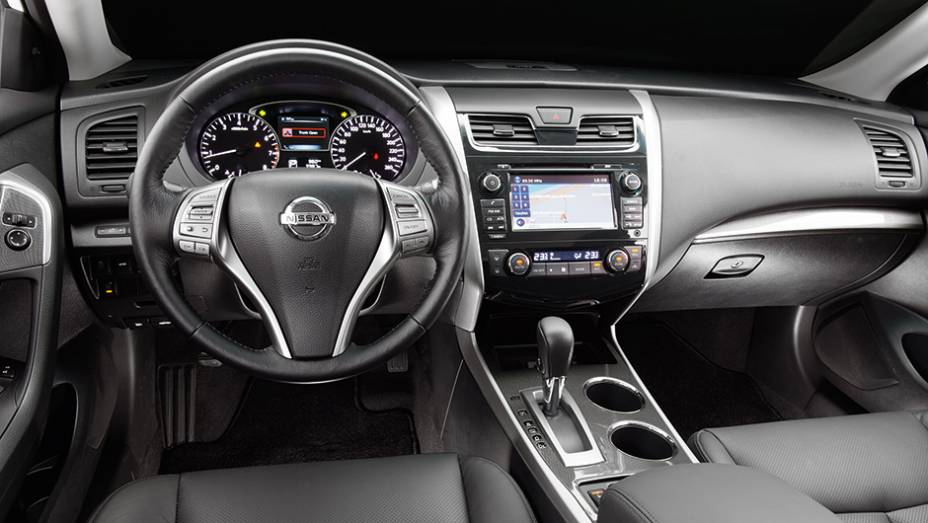 Cabine conservadora, porém completa e bem-acabada | <a href="https://preprod.quatrorodas.abril.com.br/carros/testes/nissan-altima-sl-2-5-16v-764173.shtml" rel="migration">Leia mais</a>