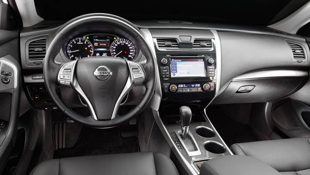 Cabine conservadora, porém completa e bem-acabada | <a href="https://preprod.quatrorodas.abril.com.br/carros/testes/nissan-altima-sl-2-5-16v-764173.shtml" rel="migration">Leia mais</a> Cabine conservadora, porém completa e bem-acabada | <a href="https://preprod.quatrorodas.abril.com.br/carros/testes/nissan-altima-sl-2-5-16v-764173.shtml" rel="migration">Leia mais</a>