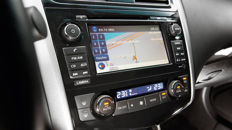 Multimídia com GPS e ar digital bizona | <a href="https://preprod.quatrorodas.abril.com.br/carros/testes/nissan-altima-sl-2-5-16v-764173.shtml" rel="migration">Leia mais</a>