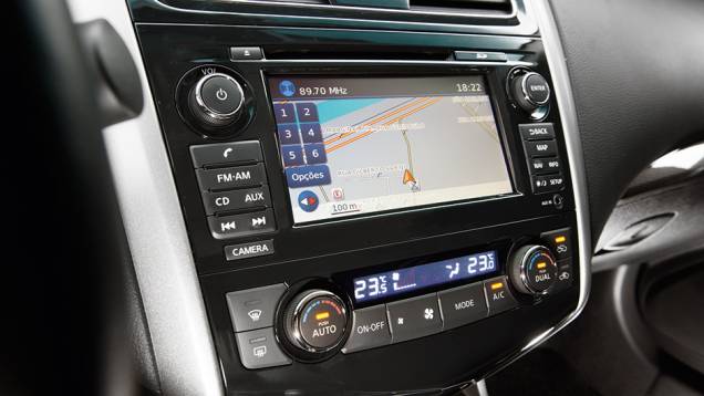 Multimídia com GPS e ar digital bizona | <a href="https://preprod.quatrorodas.abril.com.br/carros/testes/nissan-altima-sl-2-5-16v-764173.shtml" rel="migration">Leia mais</a> Multimídia com GPS e ar digital bizona | <a href="https://preprod.quatrorodas.abril.com.br/carros/testes/nissan-altima-sl-2-5-16v-764173.shtml" rel="migration">Leia mais</a>