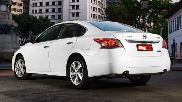 Coluna alongada e porta-malas curto: um discreto ar de cupê | <a href="https://preprod.quatrorodas.abril.com.br/carros/testes/nissan-altima-sl-2-5-16v-764173.shtml" rel="migration">Leia mais</a> Coluna alongada e porta-malas curto: um discreto ar de cupê | <a href="https://preprod.quatrorodas.abril.com.br/carros/testes/nissan-altima-sl-2-5-16v-764173.shtml" rel="migration">Leia mais</a>