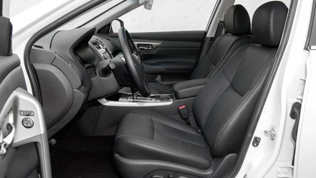 Bancos de couro: o do motorista tem ajustes elétricos | <a href="https://preprod.quatrorodas.abril.com.br/carros/testes/nissan-altima-sl-2-5-16v-764173.shtml" rel="migration">Leia mais</a> Bancos de couro: o do motorista tem ajustes elétricos | <a href="https://preprod.quatrorodas.abril.com.br/carros/testes/nissan-altima-sl-2-5-16v-764173.shtml" rel="migration">Leia mais</a>