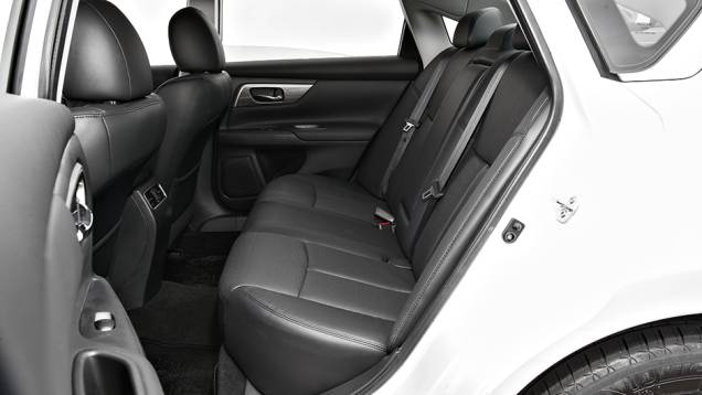 Muito espaço atrás | <a href="https://preprod.quatrorodas.abril.com.br/carros/testes/nissan-altima-sl-2-5-16v-764173.shtml" rel="migration">Leia mais</a> Muito espaço atrás | <a href="https://preprod.quatrorodas.abril.com.br/carros/testes/nissan-altima-sl-2-5-16v-764173.shtml" rel="migration">Leia mais</a>