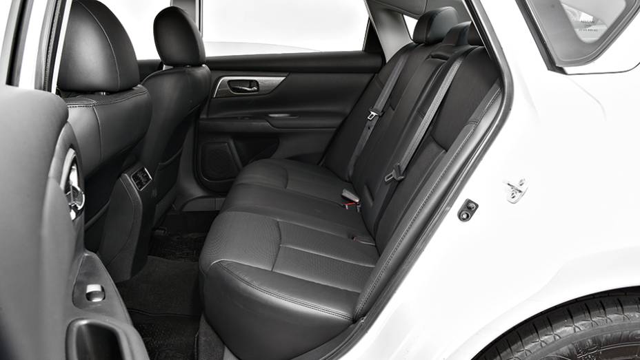 Muito espa&ccedil;o atr&aacute;s | <a href="https://preprod.quatrorodas.abril.com.br/carros/testes/nissan-altima-sl-2-5-16v-764173.shtml" rel="migration">Leia mais</a>