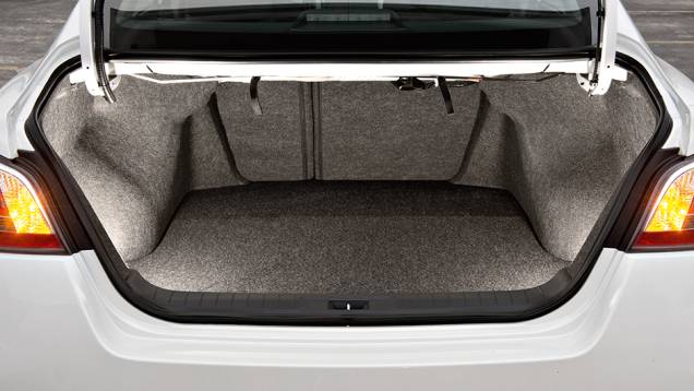 Porta-malas de 436 litros | <a href="https://preprod.quatrorodas.abril.com.br/carros/testes/nissan-altima-sl-2-5-16v-764173.shtml" rel="migration">Leia mais</a> Porta-malas de 436 litros | <a href="https://preprod.quatrorodas.abril.com.br/carros/testes/nissan-altima-sl-2-5-16v-764173.shtml" rel="migration">Leia mais</a>