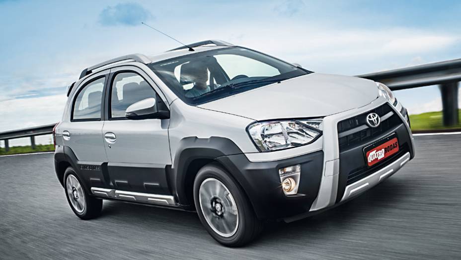 Na prática, visual lameiro custa 3 200 reais a mais | <a href="https://preprod.quatrorodas.abril.com.br/carros/testes/toyota-etios-cross-766195.shtml" rel="migration">Leia mais</a>