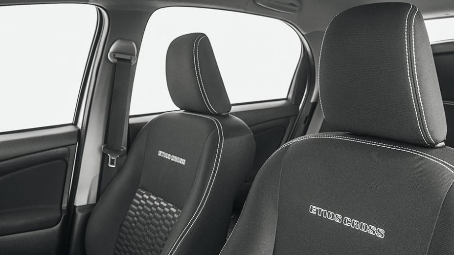 Banco igual ao do Etios comum, ganhou apenas a | <a href="https://preprod.quatrorodas.abril.com.br/carros/testes/toyota-etios-cross-766195.shtml" rel="migration">Leia mais</a>