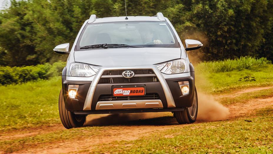 Pequeno refletor entre farol e grade é decorativo, não acende | <a href="https://preprod.quatrorodas.abril.com.br/carros/testes/toyota-etios-cross-766195.shtml" rel="migration">Leia mais</a>