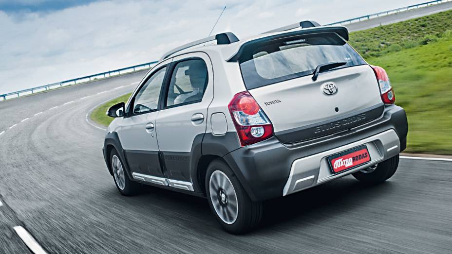 Para-choques e faixas pretas: para dar ar de carro mais alto | <a href="https://preprod.quatrorodas.abril.com.br/carros/testes/toyota-etios-cross-766195.shtml" rel="migration">Leia mais</a>