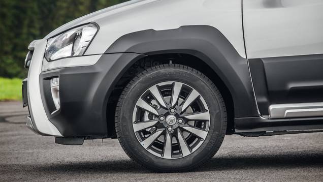 Com o falso quebra-mato, o Cross raspa mais em valetas e lombadas. | <a href="https://preprod.quatrorodas.abril.com.br/carros/testes/toyota-etios-cross-766195.shtml" rel="migration">Leia mais</a> Com o falso quebra-mato, o Cross raspa mais em valetas e lombadas. | <a href="https://preprod.quatrorodas.abril.com.br/carros/testes/toyota-etios-cross-766195.shtml" rel="migration">Leia mais</a>